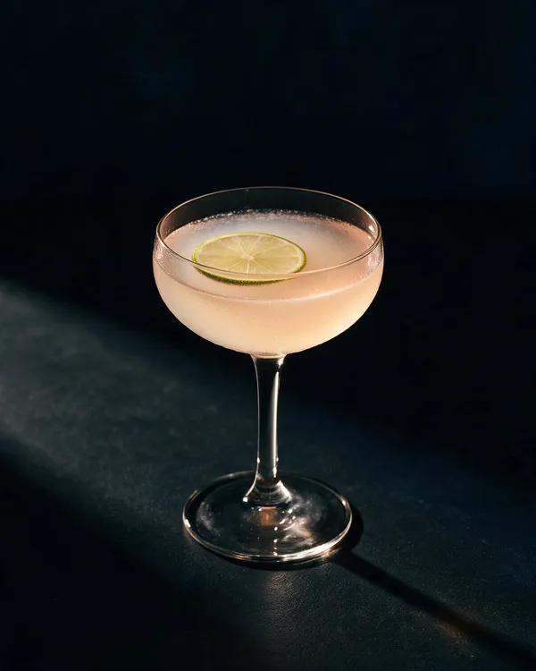 Blekrosa Hemingway Daiquiri i frostig coupe med en tunn limeskiva