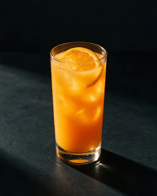 Orange Screwdriver i highballglas med is och en apelsinskiva